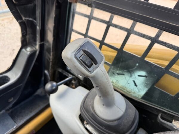 2012 Caterpillar 247B3 skid steer - Image 23