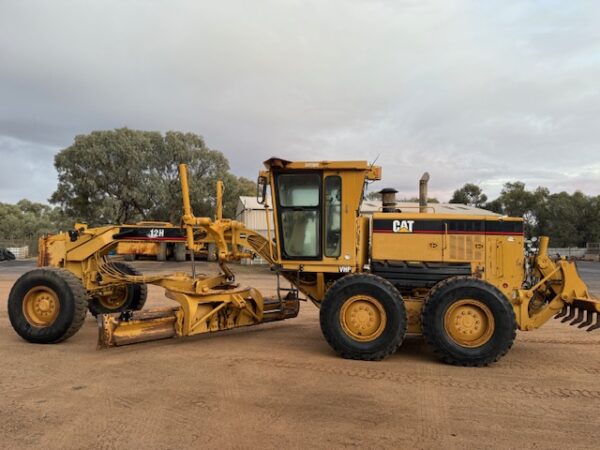 2005 Caterpillar 12H Series II Grader - Image 2