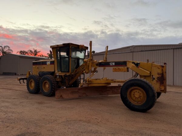 2005 Caterpillar 12H Series II Grader - Image 11